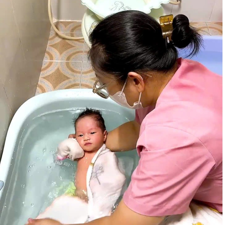 Tắm bé sơ sinh tại nhà quận 12