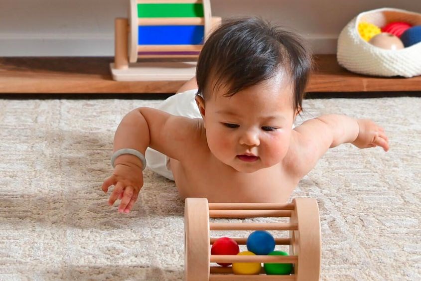 Tắm và tăng cường vận động cho bé trên 1 tháng tuổi